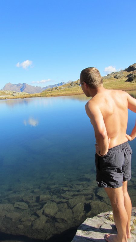 Sprung in einen Natur- bzw. Bergsee